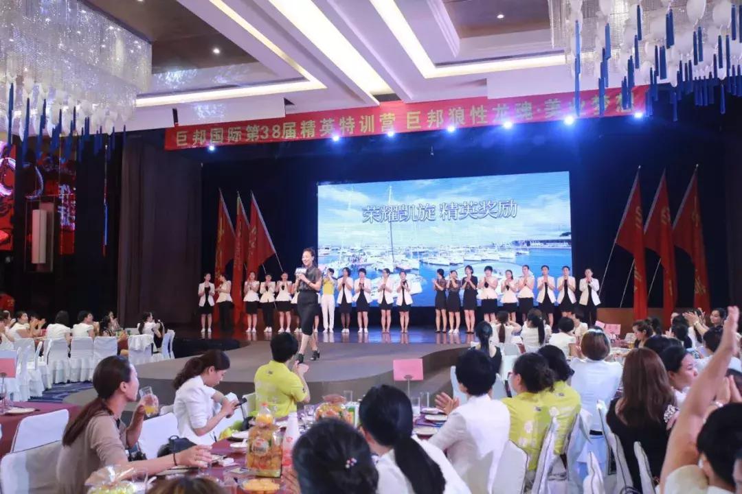 巨邦快乐集结号丨看见了，其中一艘游艇上，是我们的船长大舅哥