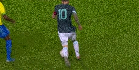 梅西挑球过门将凌空抽射,阿根廷2-2荷兰梅西点射