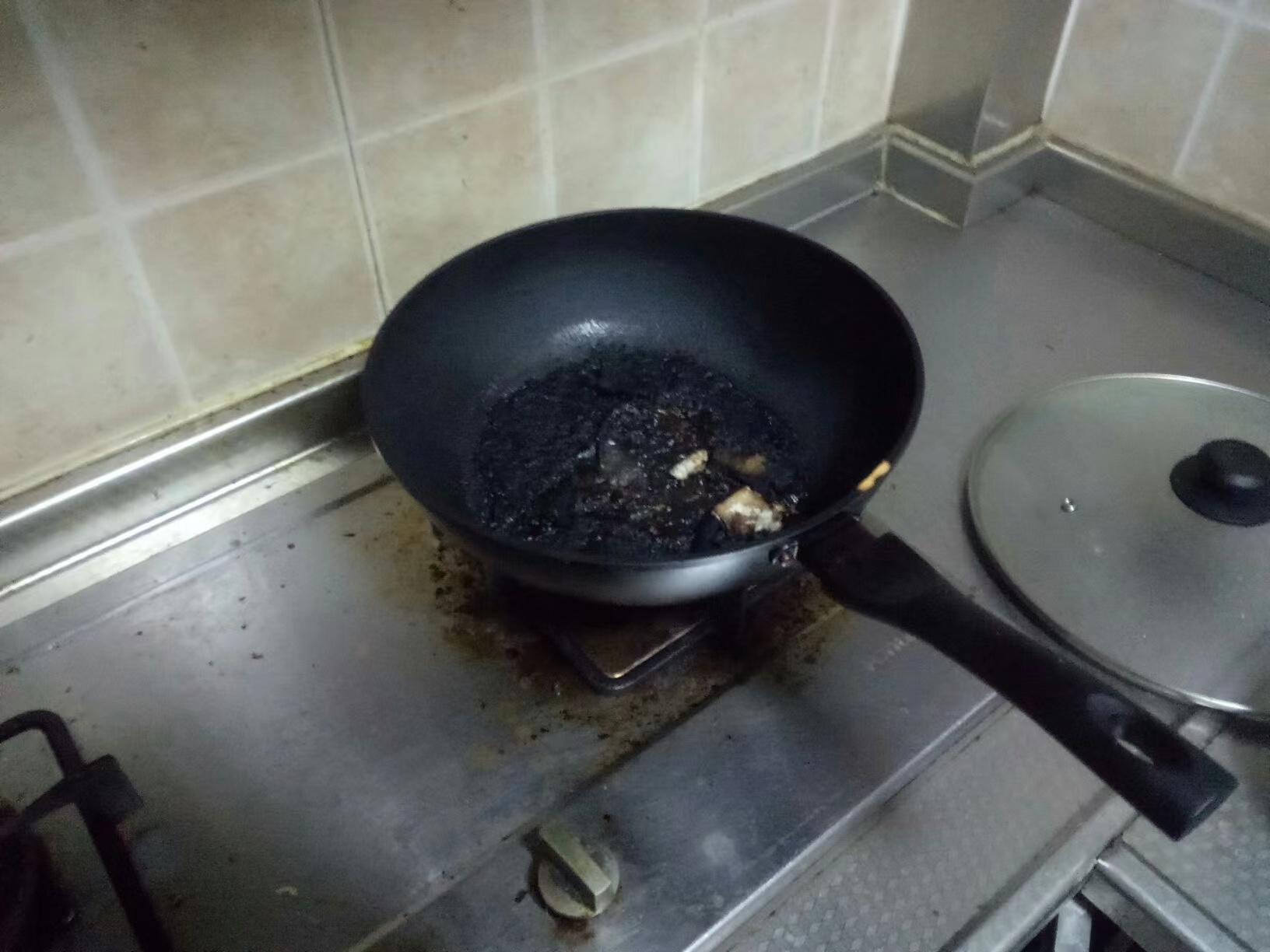 险！屋内冒出浓烟却无人应答，民警翻窗消除火患