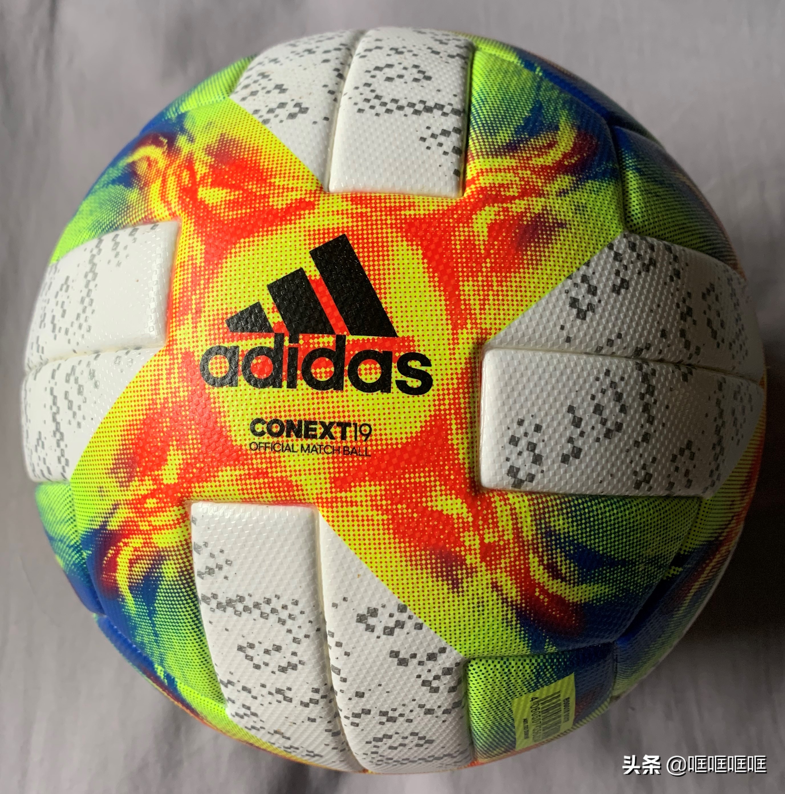 阿迪达斯足球淘汰赛专用高端版,阿迪达斯2020欧洲杯用球黑色款