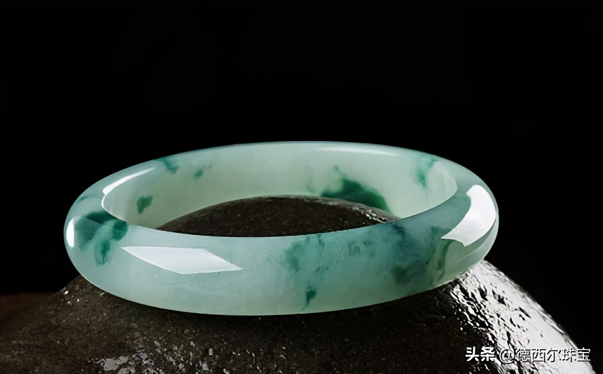 玉手镯戴不进一招教你轻松戴手镯,玉手镯戴久没有光泽感是怎么回事