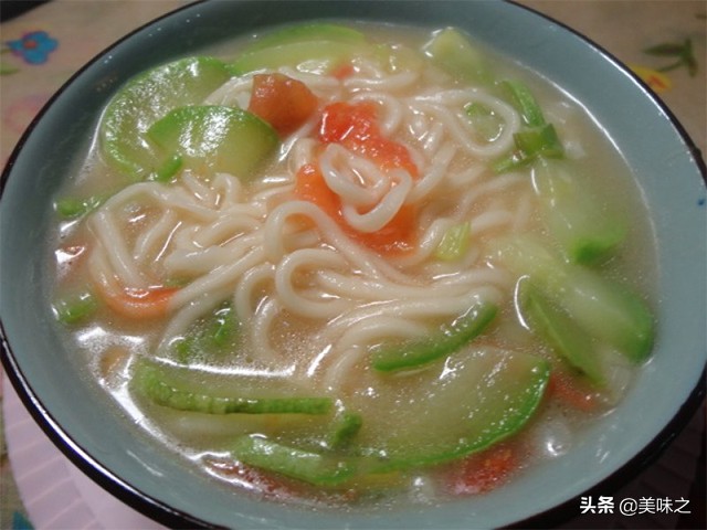 最简单热汤面的家常做法,热汤面的家常做法不辣