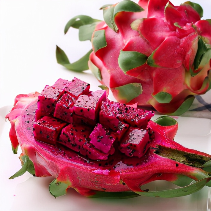 玫瓣裹雪影，芳心含芝粒——火龙果