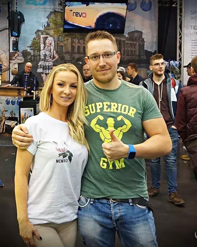 自从坐上了小姐姐的GT-R之后，天天都能体验速度与激情的快感