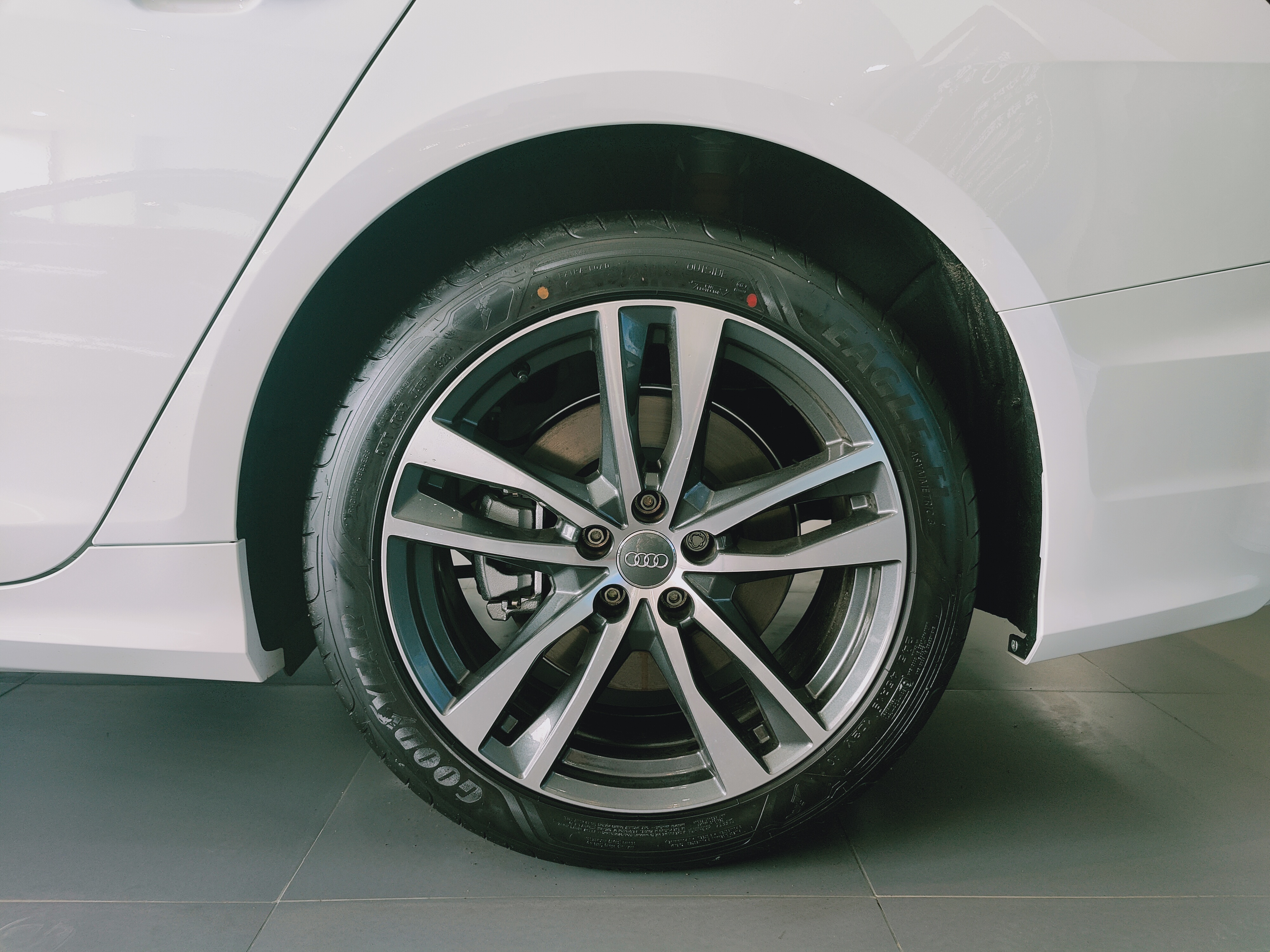 奥迪a6l乞丐版落地价,奥迪a6l乞丐测评