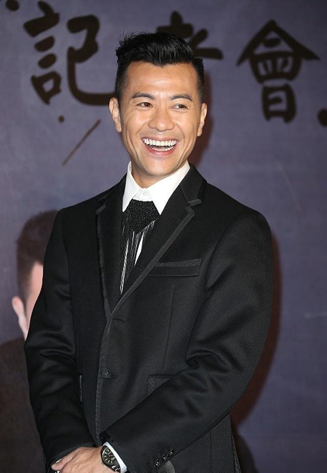 22年粉丝结婚惊喜亲身道贺前香港一线歌手：他们一直支持着我