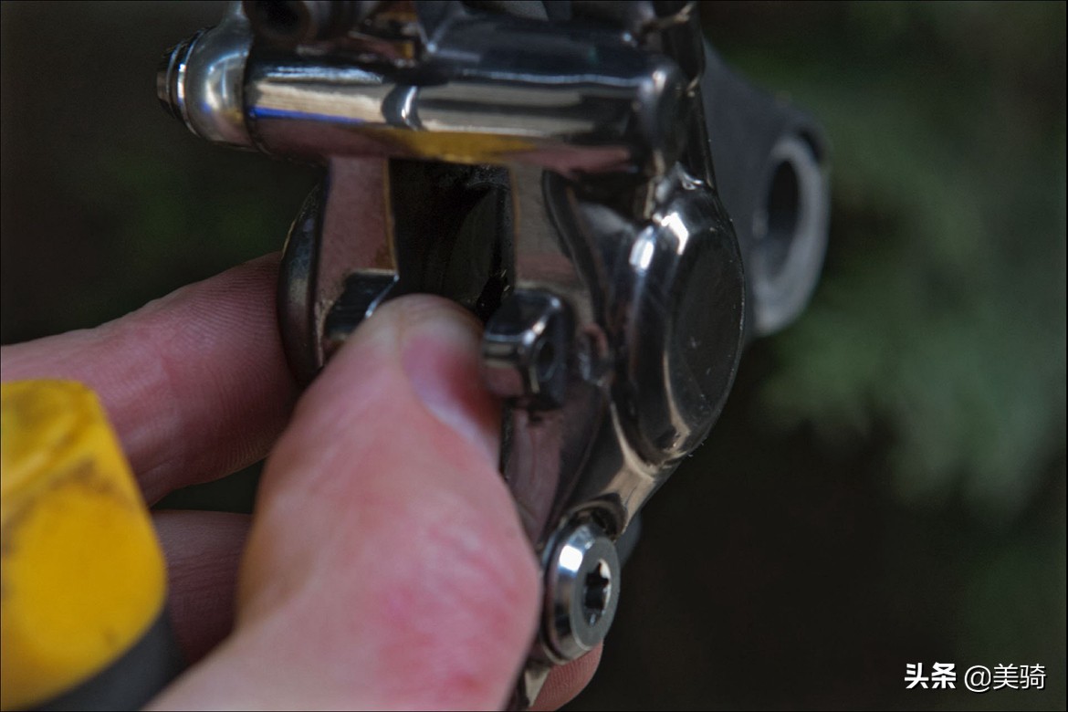 清洁油压碟刹活塞和卡钳,如何清洁碟刹盘