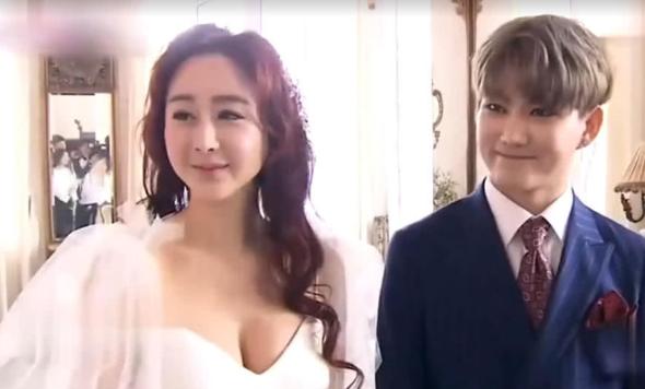 43岁韩国三级片女王，嫁25岁中国小鲜肉，大玩母子恋