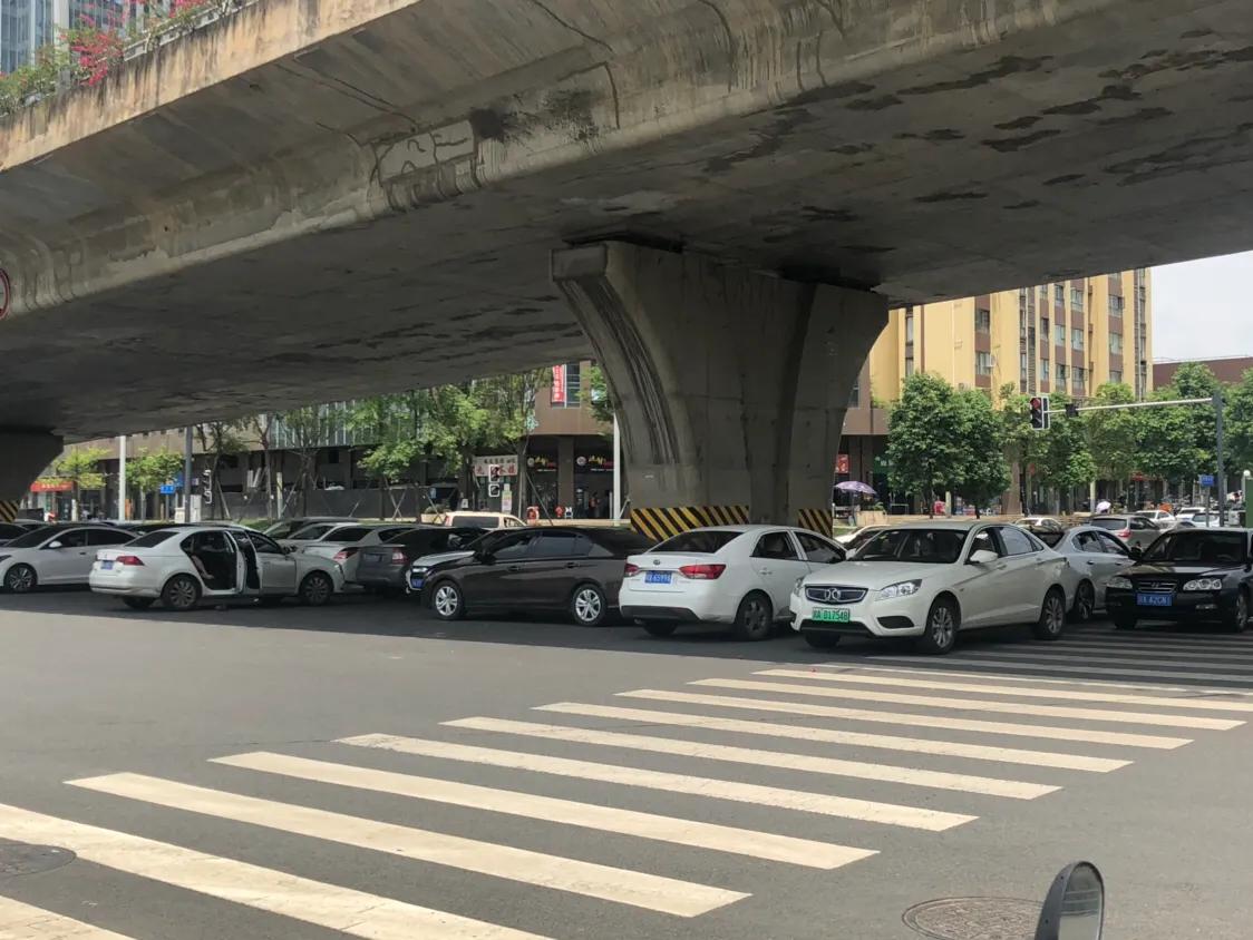 成都专车司机到底有多累？他们下午不得不躲起来睡！