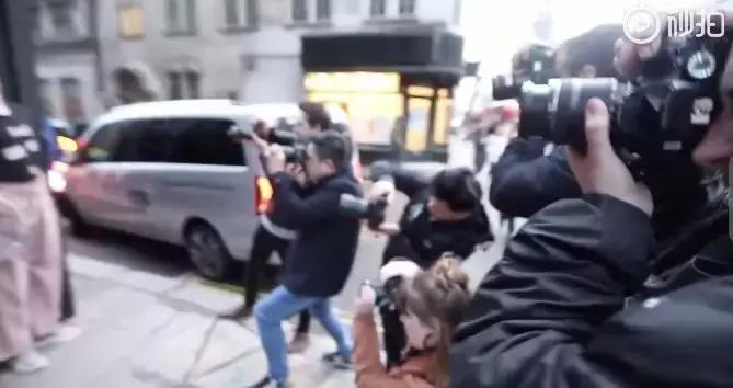 我们花了400块,把土鳖小伙子送上了伦敦时装周???