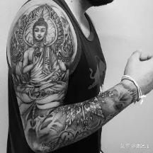 纹身从黑色变成青色了,纹身变成蜈蚣