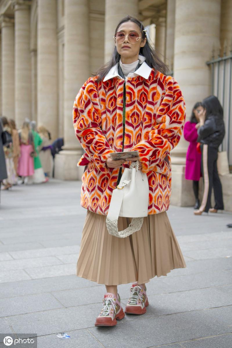 女人穿皮草的时候,女人穿皮草派克服好看吗