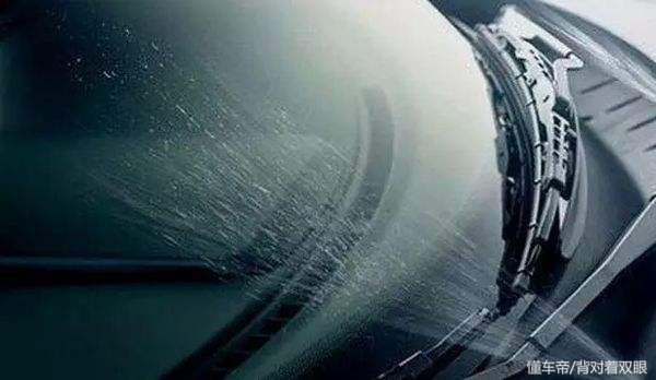 挑选汽车玻璃水的正确方法,冬季汽车玻璃水怎么选择