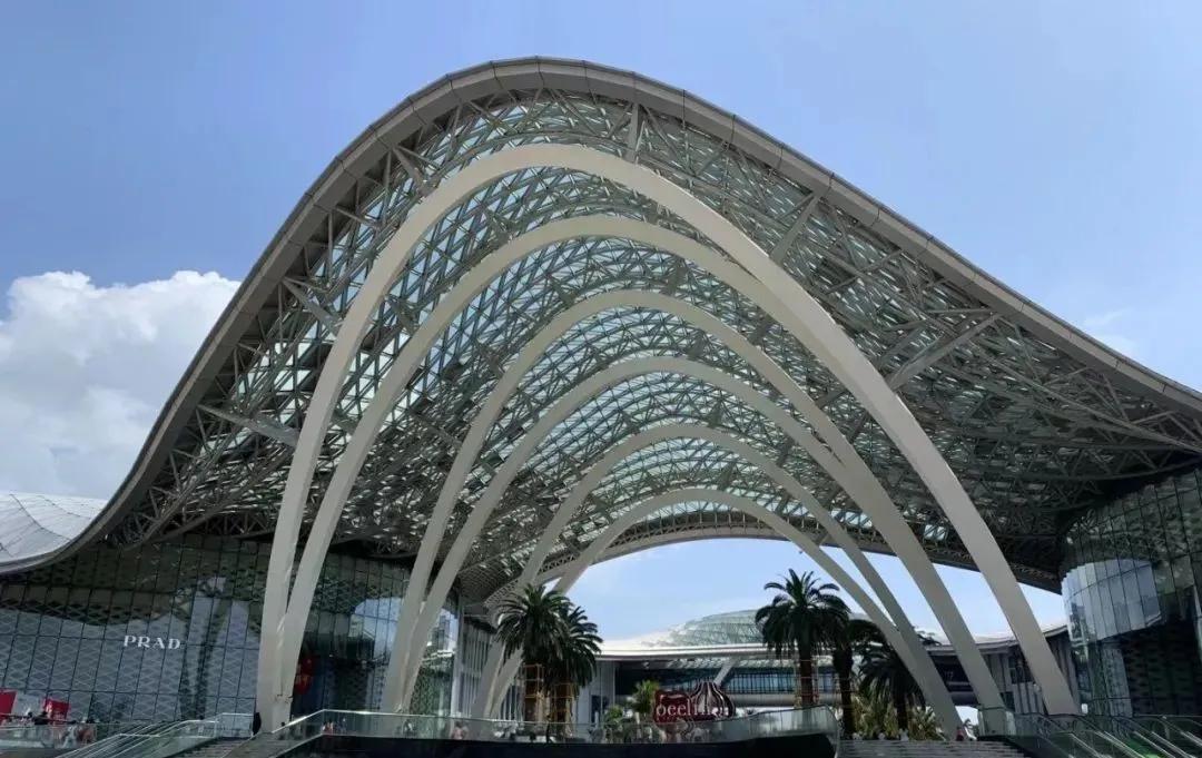 你逛免税店的样子像极了十年前逛两元店