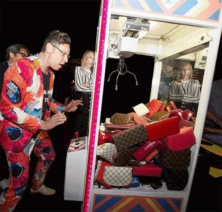 王嘉尔娃娃机,王嘉尔与关晓彤