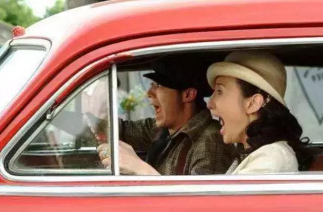 刹车失灵的情况下可以用手刹吗,刹车失灵手刹在左脚怎么自救