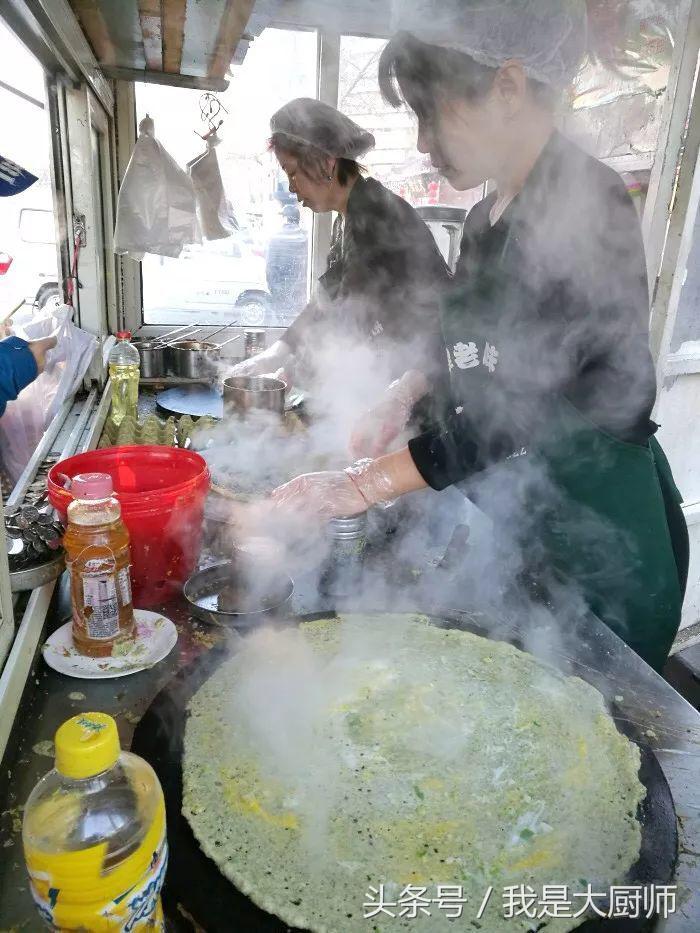 煎饼果子的正宗做法，一个20块钱都不贵，每天排队30分钟才能买到