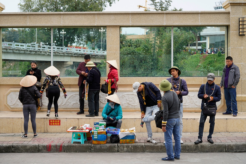 中越边境集市,越南边民收入