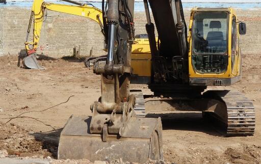 买一台二手挖掘机一年能挣多少钱,农村买一台挖掘机前景怎么样