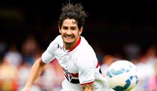 帕托足球比赛上粉丝喊迪丽热巴,球迷为帕托喊迪丽热巴