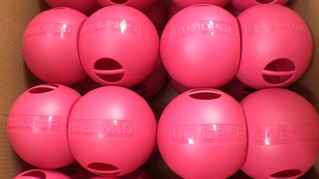 口香糖粘在鞋底变黑了,口香糖粘到鞋子上的视频