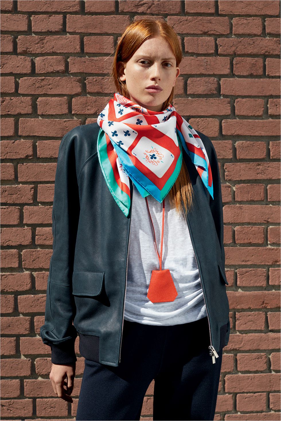 入手一条爱马仕的丝巾,超过5种以上穿搭打法,只看你会不会运用