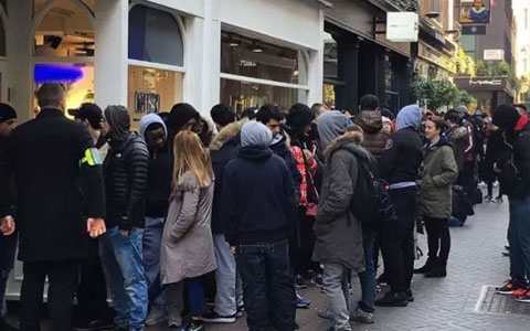 排队都买的鞋,排队买的鞋啥牌子