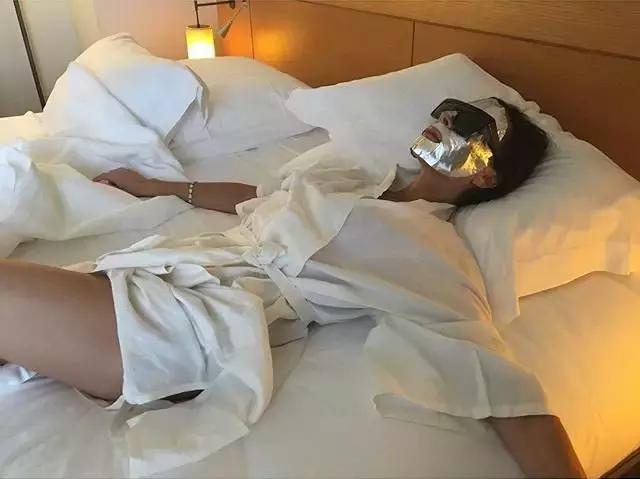 欧美明星教你化妆系列,明星自己化妆步骤新手入门