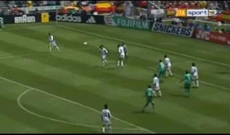 野兽足球的巅峰!一帮不知多少岁的bug,最*力暴**手段撞死西班牙!