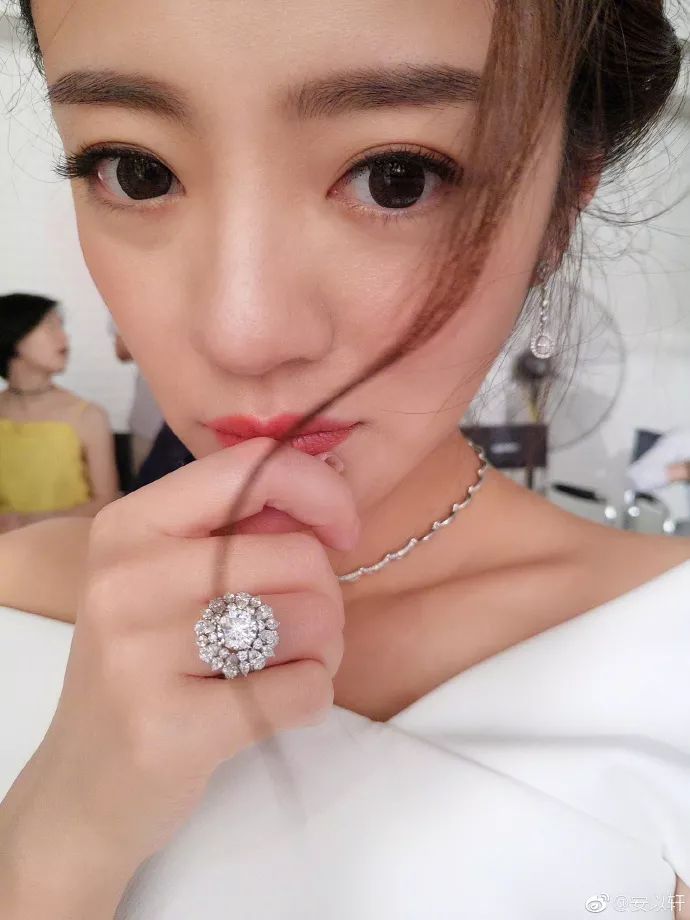 安以轩10克拉钻戒多少钱,安以轩手戴钻戒结婚的图片