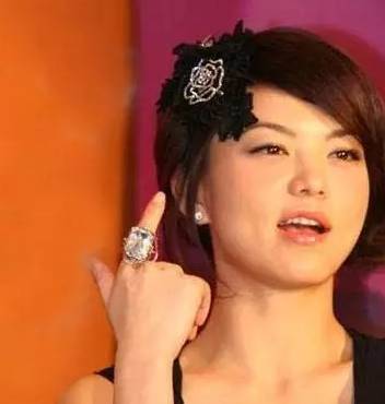 安以轩10克拉钻戒多少钱,安以轩手戴钻戒结婚的图片