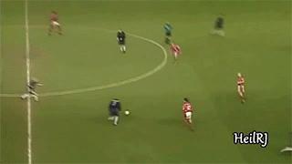 禁区弧顶任意球这几脚堪称世界级,十大经典破门任意球