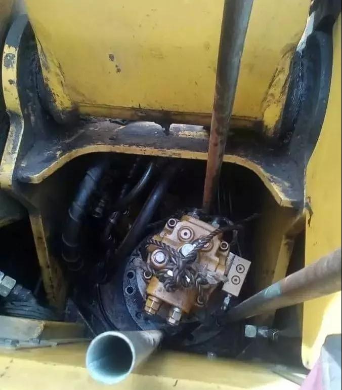 振动锤旋转转盘漏油怎么回事,挖掘机转盘漏油是什么原因