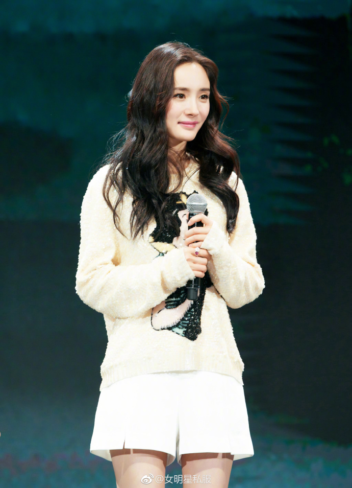 易烊千玺和杨幂谁更帅 (杨幂易烊千玺穿衣搭配)