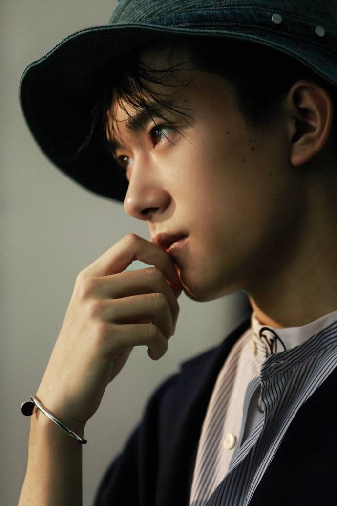 易烊千玺和杨幂谁更帅 (杨幂易烊千玺穿衣搭配)