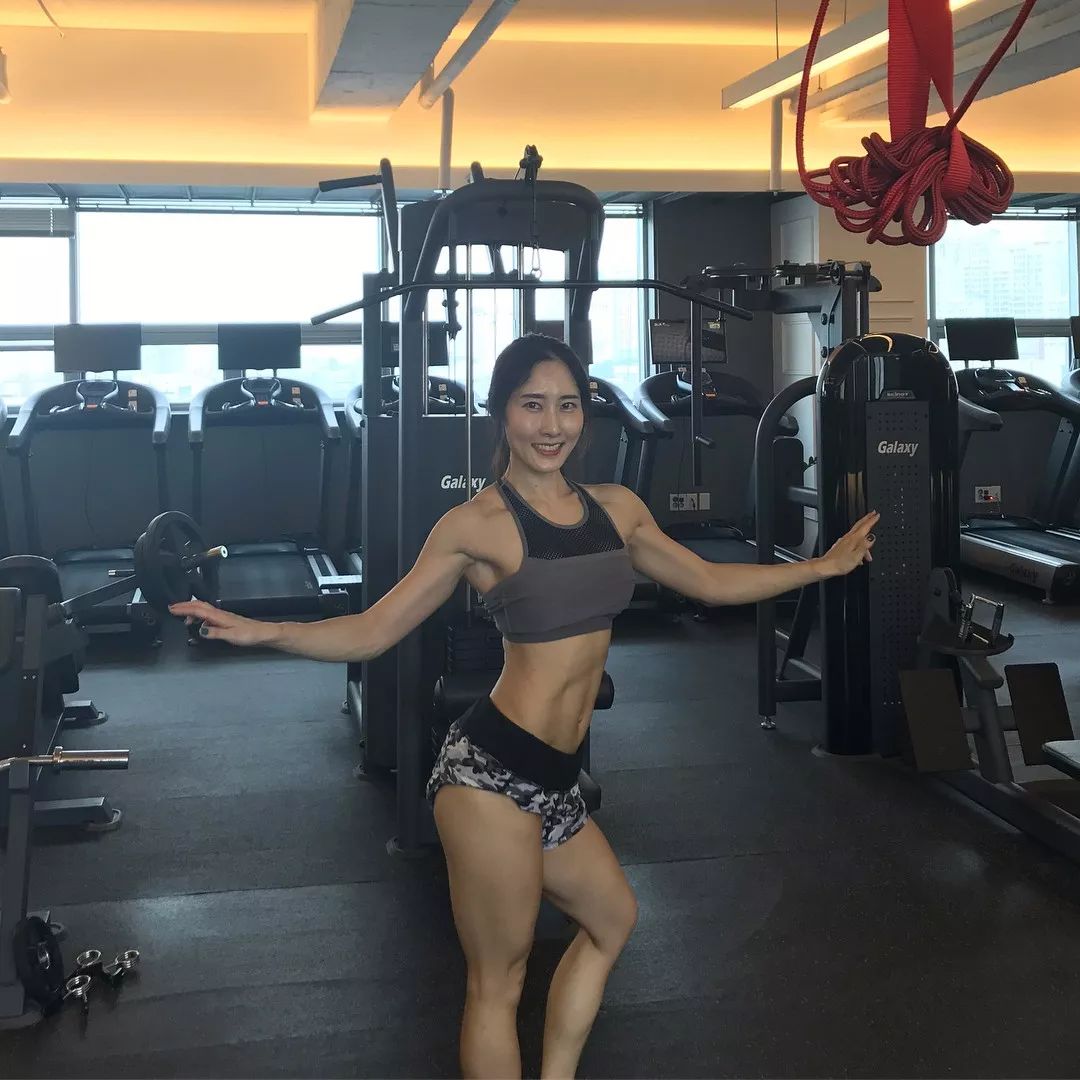 露腰马甲线真正的魔鬼身材,打造细腰翘臀马甲线