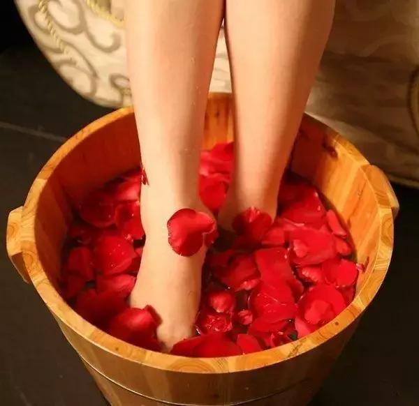 晚上睡觉感觉脚很凉是什么原因,睡觉脚冰凉解决办法按穴位