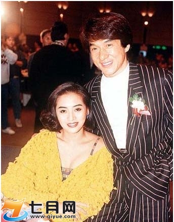 成龙澄清下跪完整版,成龙澄清下跪视频