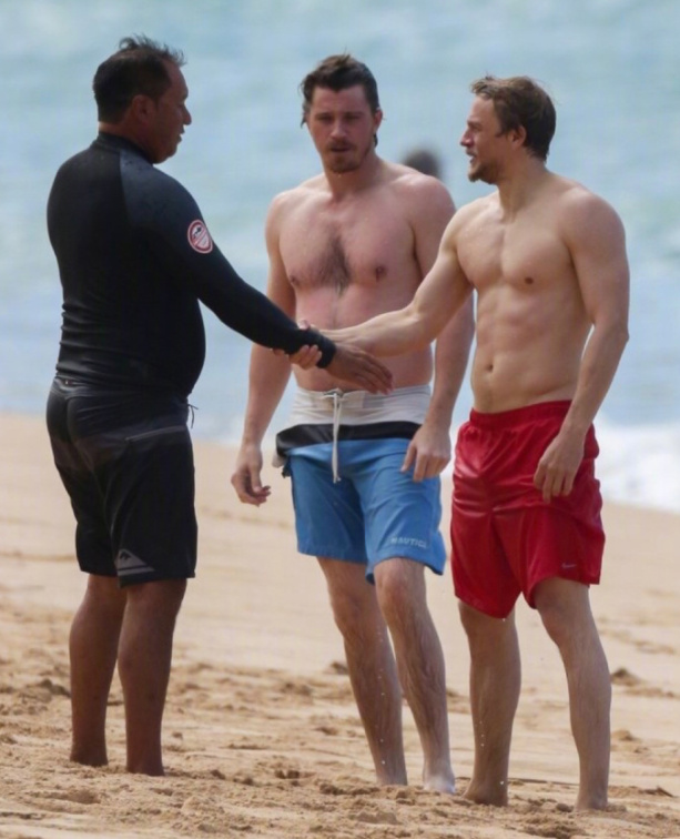 辣眼睛！大本、查理汉纳姆等海边嬉戏袒胸露乳上演男神肉体盛宴