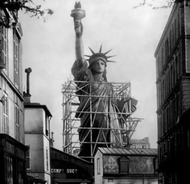 站着的霍金的照片,希拉里和霍金