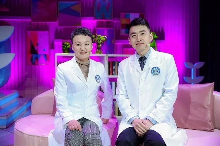 宝宝喂药呛到肺炎会有哪些表现,二十天婴儿喂奶总是呛到会肺炎吗