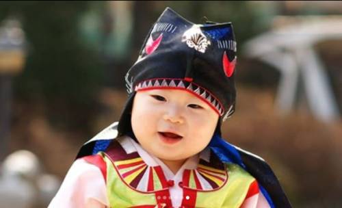 大韩民国万岁露脸,大韩民国万岁穿演出服