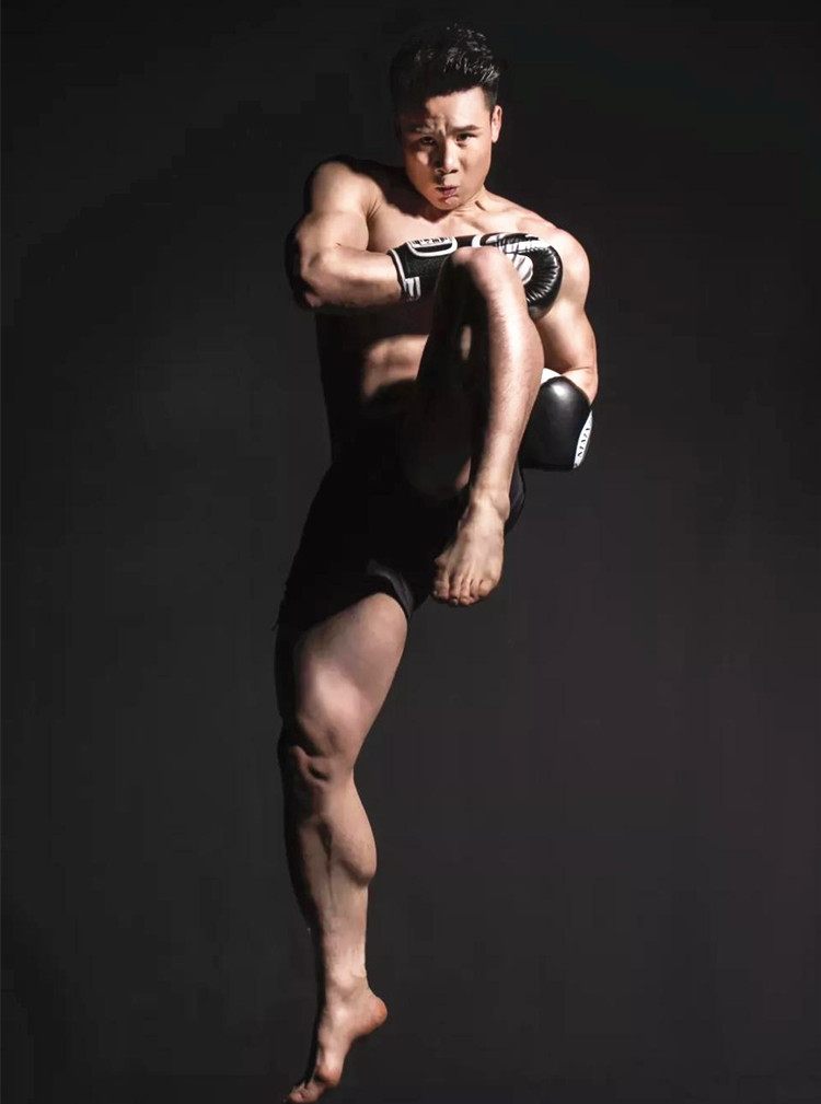 邱建良再次使出成名绝技神龙摆尾,邱建良神龙摆尾ko泰国拳王视频