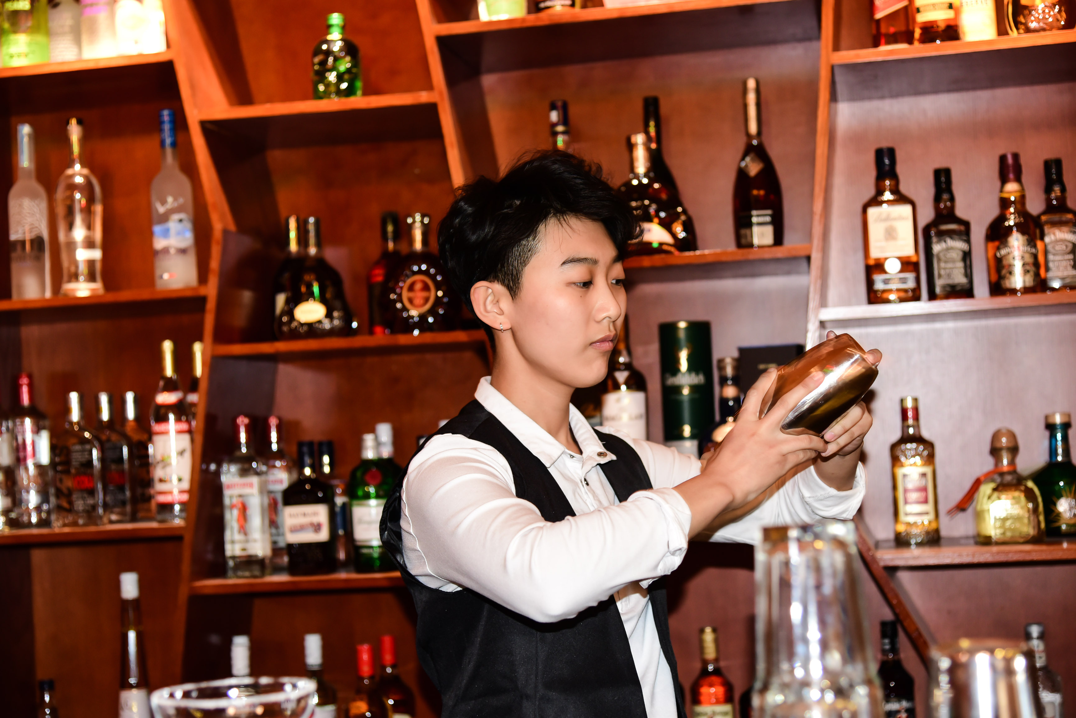 最简单的调酒方法,调酒四种手法