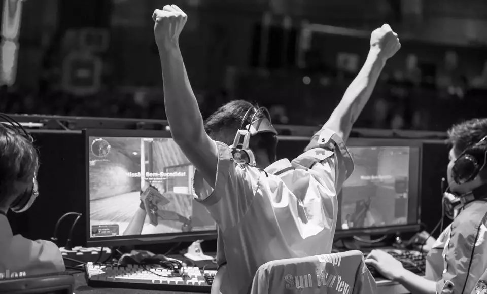 坚定初心终不悔下一句,执念初心终不悔