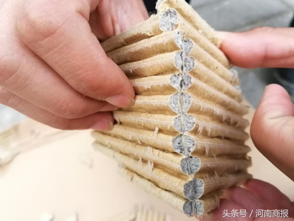 女子买了一箱苹果空纸箱,女子购买一箱苹果空纸箱重2.7公斤