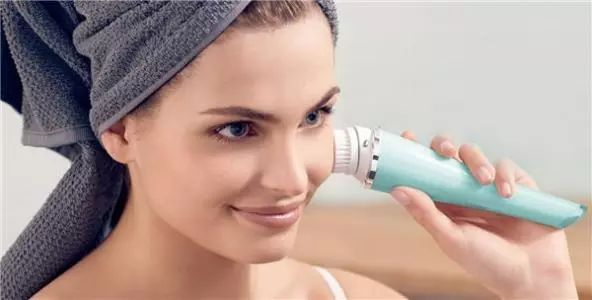 用了洗面奶脸瞬间白了,用了洁面之后脸还是油