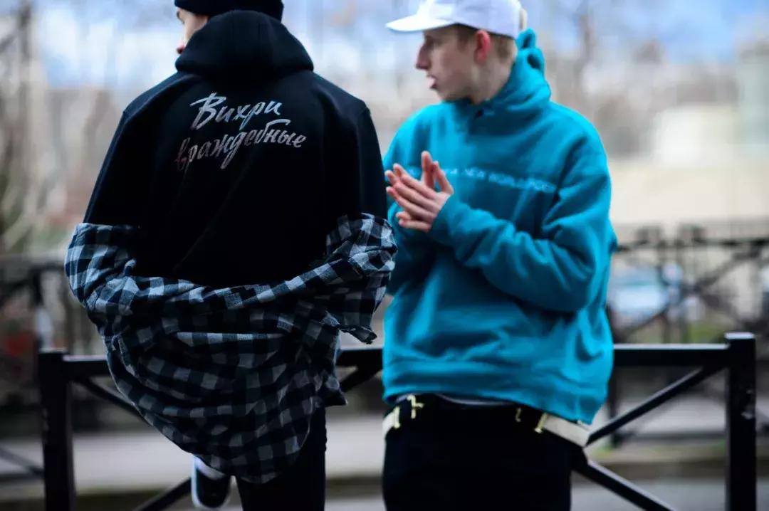 男士墨绿色帽衫怎么搭,不只有黑白色的男生穿搭