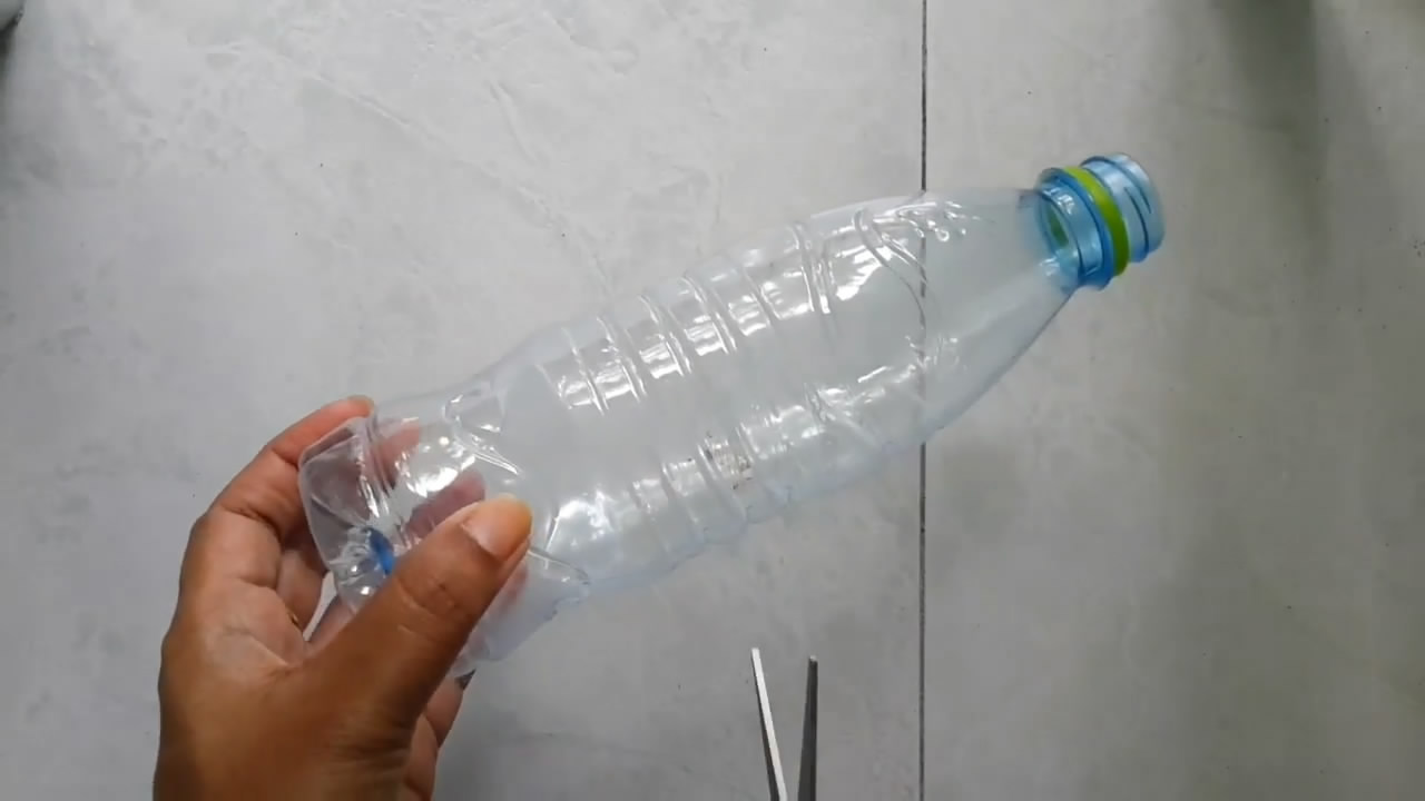 塑料瓶制作笔筒又简单又漂亮,废物利用塑料瓶自制笔筒简单好看