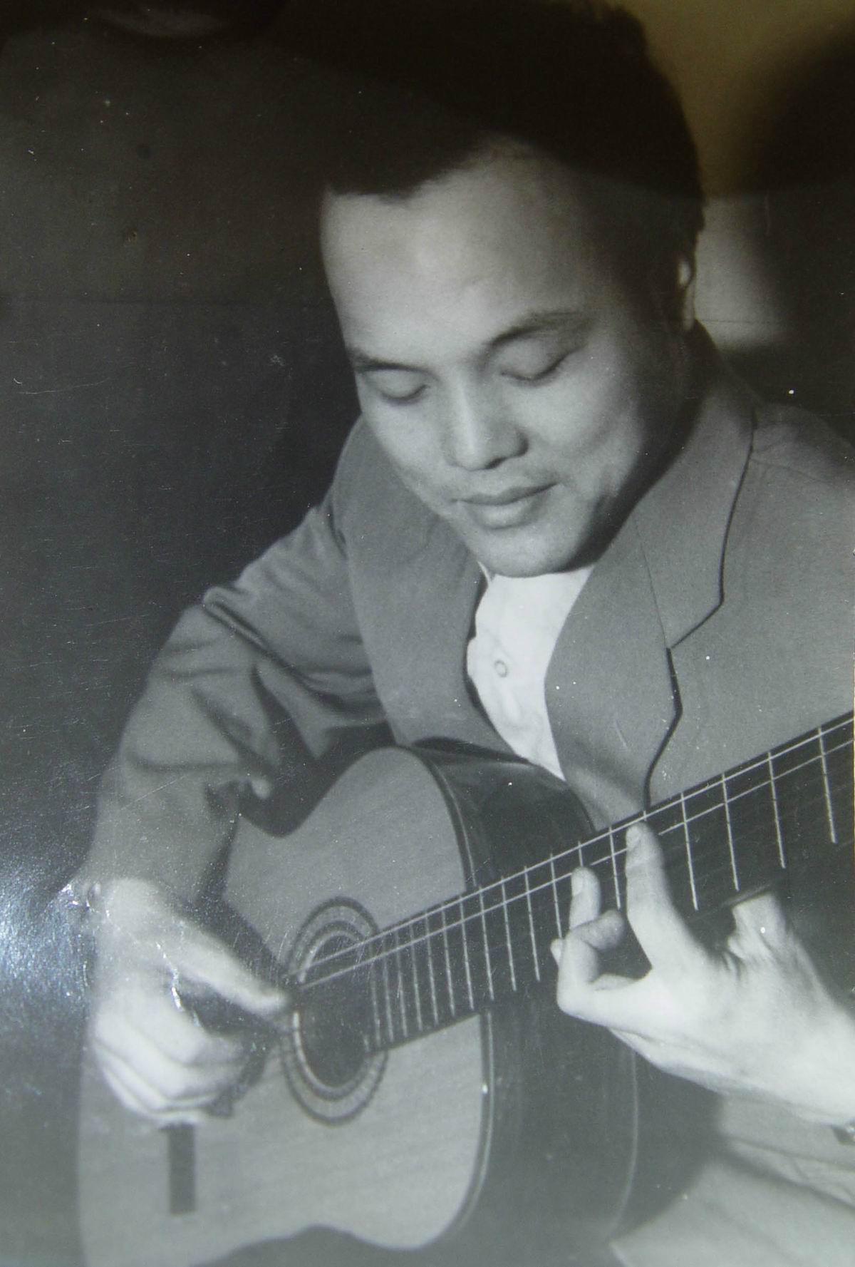 民国至今父子两代都是吉他高手,80年代一把好吉他能买间门脸房